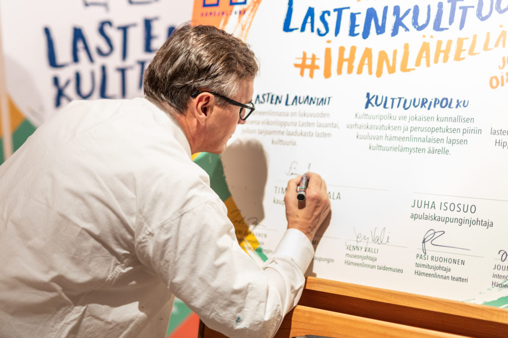 Kaupungijohtaja Timo Kenakkala allekirjoittamassa Hämeenlinnan lastenkulttuurilupausta.