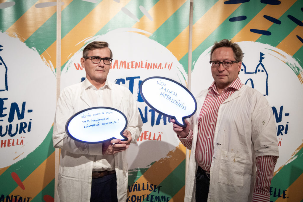 Jokainen aikuinen voi tehdä oman lastenkulttuurilupauksen. Kaupunginjohtajat Timo Kenakkala ja Juha Isosuo tekivät omansa Lastenkulttuurilupauksen allekirjoitustilaisuudessa.