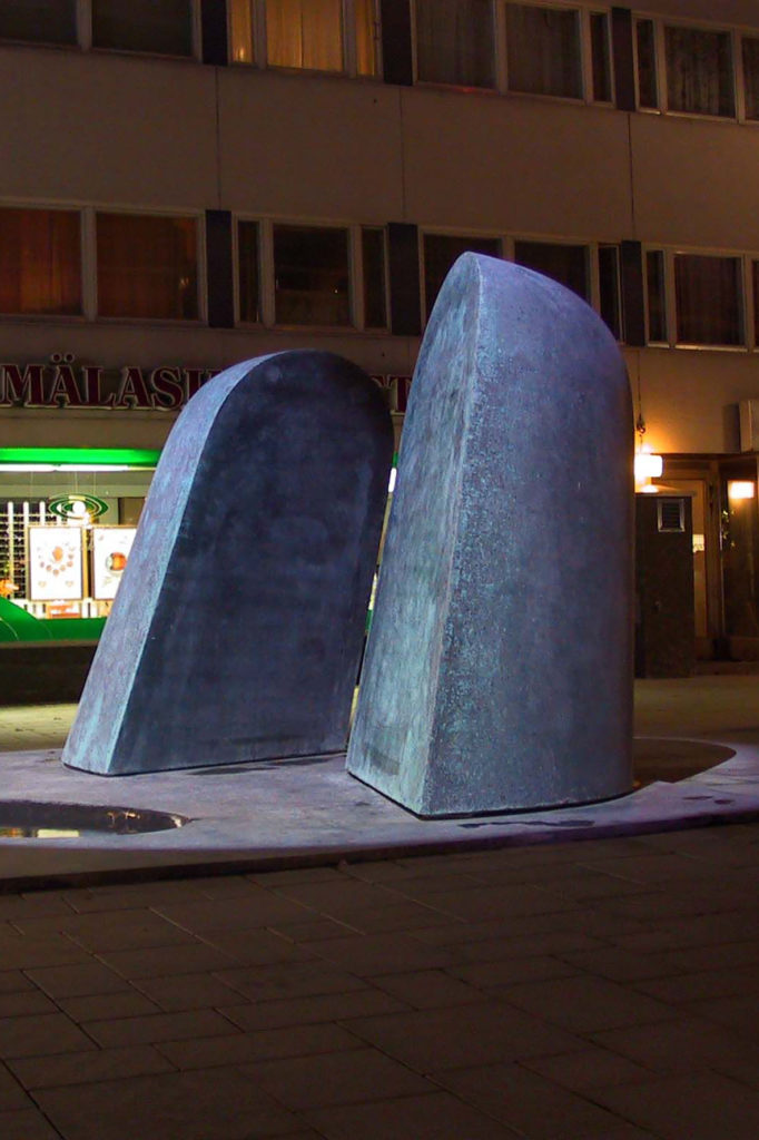 Pertti Kukkonen, Kohtaaminen, 2004, kuparibetoni, kuva Reima Määttänen, Hämeenlinnan taidemuseo