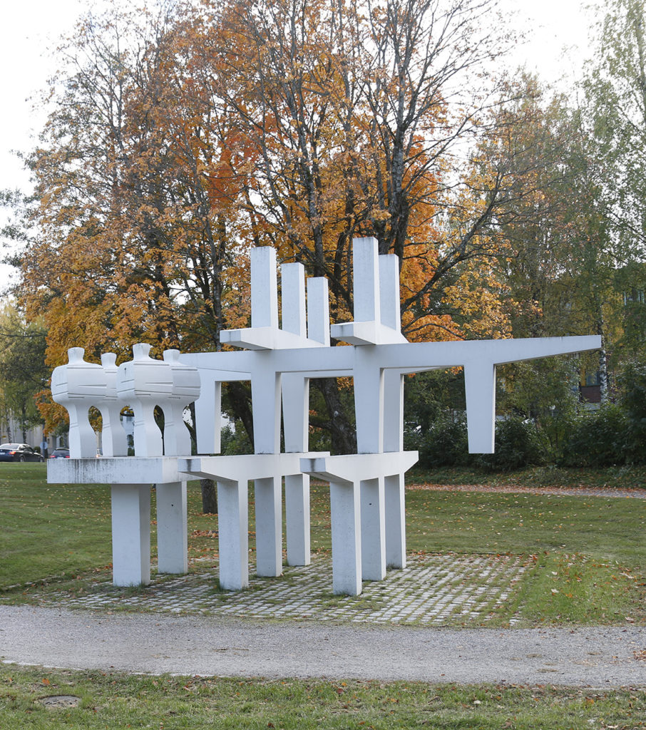 Kari Juva, Rakentajat, 1973, betoni, kuva Reima Määttänen, Hämeenlinnan taidemuseo