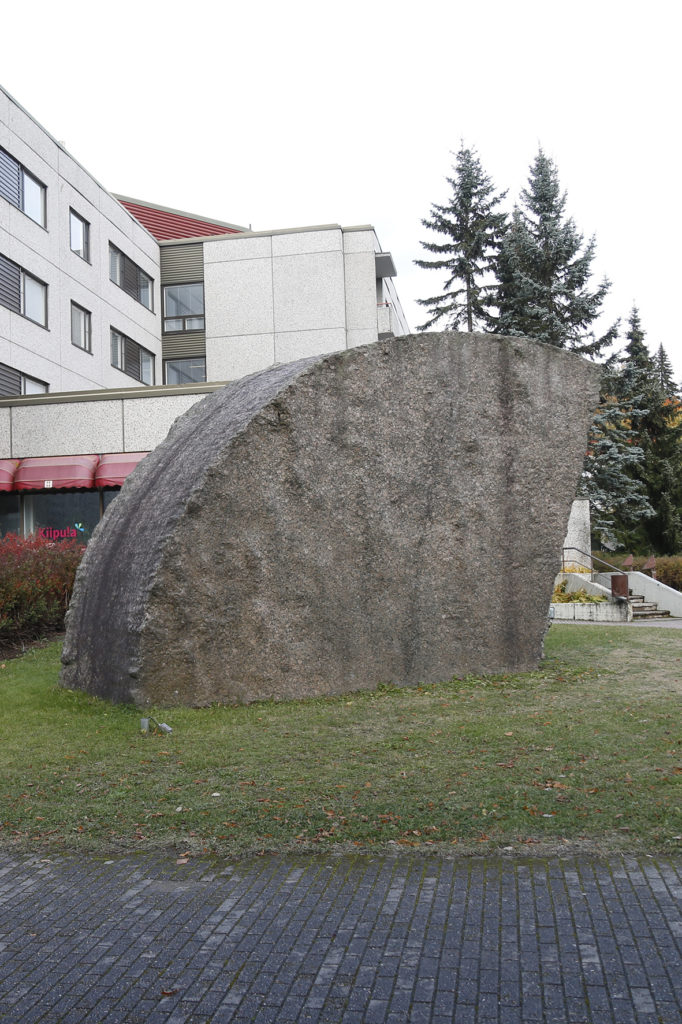 Matti Peltokangas, Kevät, 1988, graniitti, kuva Reima Määttänen, Hämeenlinnan taidemuseo