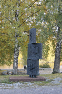 Jaakko Veuro, Hämeenlinna enne ja nyt, 1967, pronssi, kuva Reima Määttänen, Hämeenlinnan taidemuseo