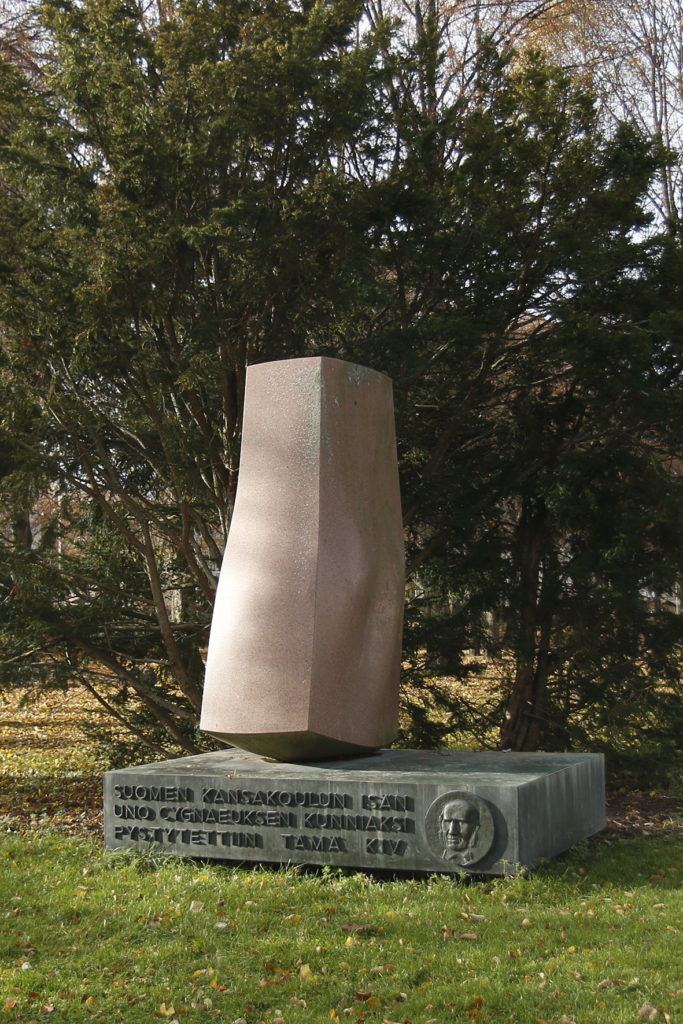 Harry Kivijärvi, Uno Cygnaeuksen muistomerkki (Kasvun kivi), 1965, graniitti, pronssi, kuva Reima Määttänen, Hämeenlinnan taidemuseo 