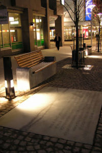 Marjukka Vainio, Olli Jalonen ja Riitta Jalonen, Linjaali, 2004, betoni, kuva Reima Määttänen, Hämeenlinnan taidemuseo