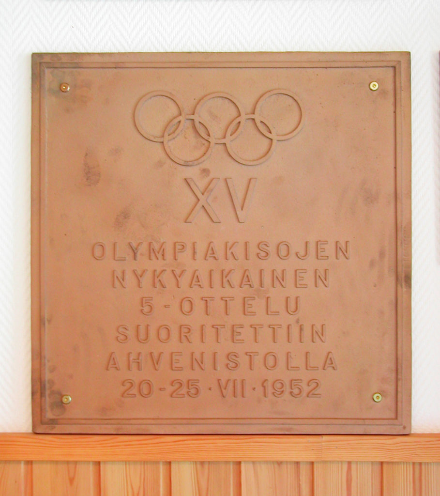 Muistolaatan teksti: XV olympiakisojen nykyaikainen 5-ottelu suoritettiin Ahvenistolla 20.-25.XV.1952