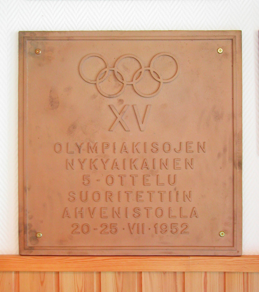 Muistolaatan teksti: XV olympiakisojen nykyaikainen 5-ottelu suoritettiin Ahvenistolla 20.-25.XV.1952