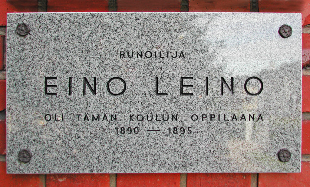Lähikuva Eino Leinon muistolaatasta lyseolla.