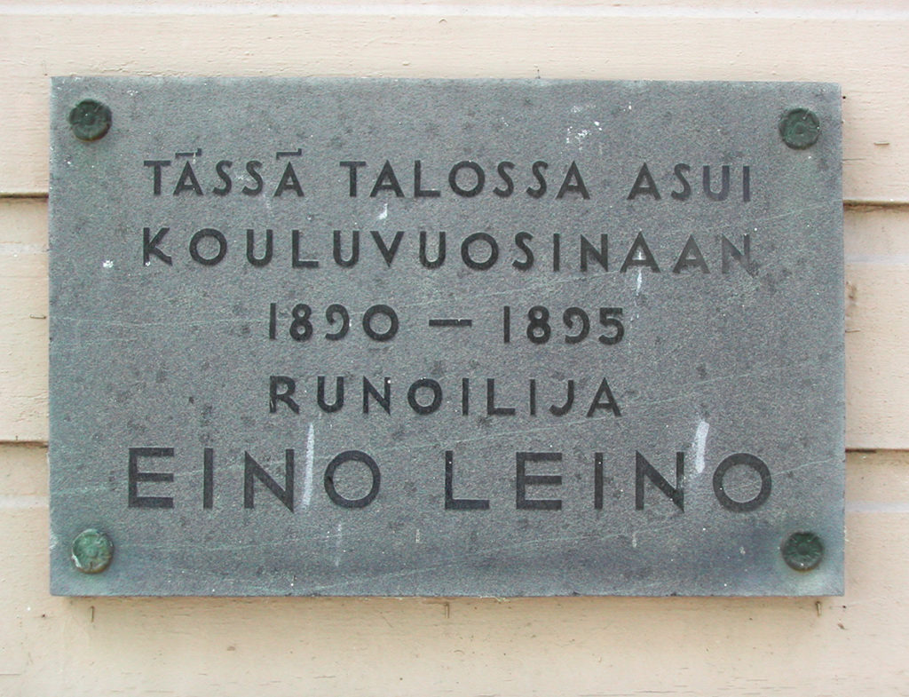 Lähikuva Eino Leinon muistolaatasta. Teksti: Tässä talossa asui kouluvuosinaan 1850-1895 runoilija Eino Leino.