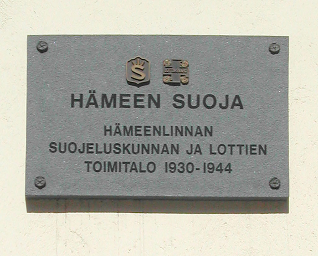 Muistolaatan teksti: Hämeen Suoja, Hämeenlinnan suojeluskunnan ja Lottien toimitalo 1930-1944.