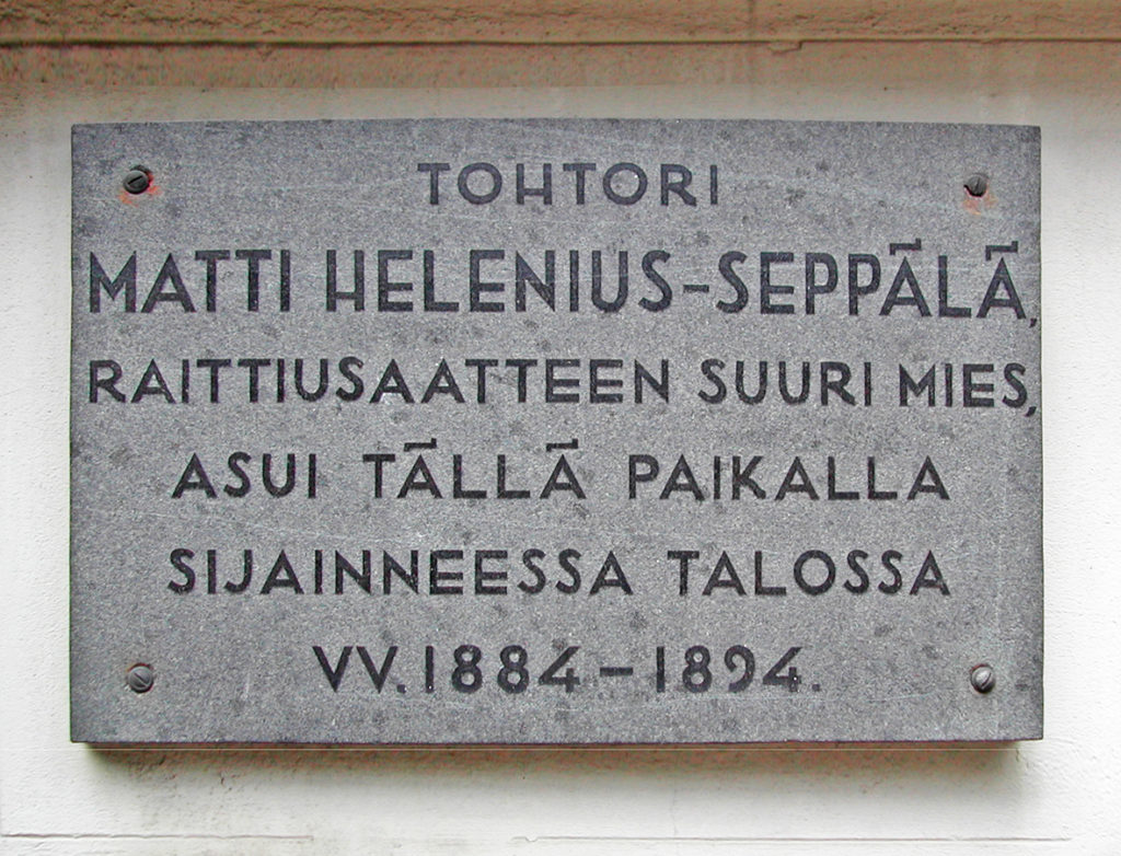 Muistolaatan teksti: Tohtori Matti Helenius-Seppälä raittiusaatteen suuri mies asui tällä paikalla sijainneessa talossa vv. 1884-1894.