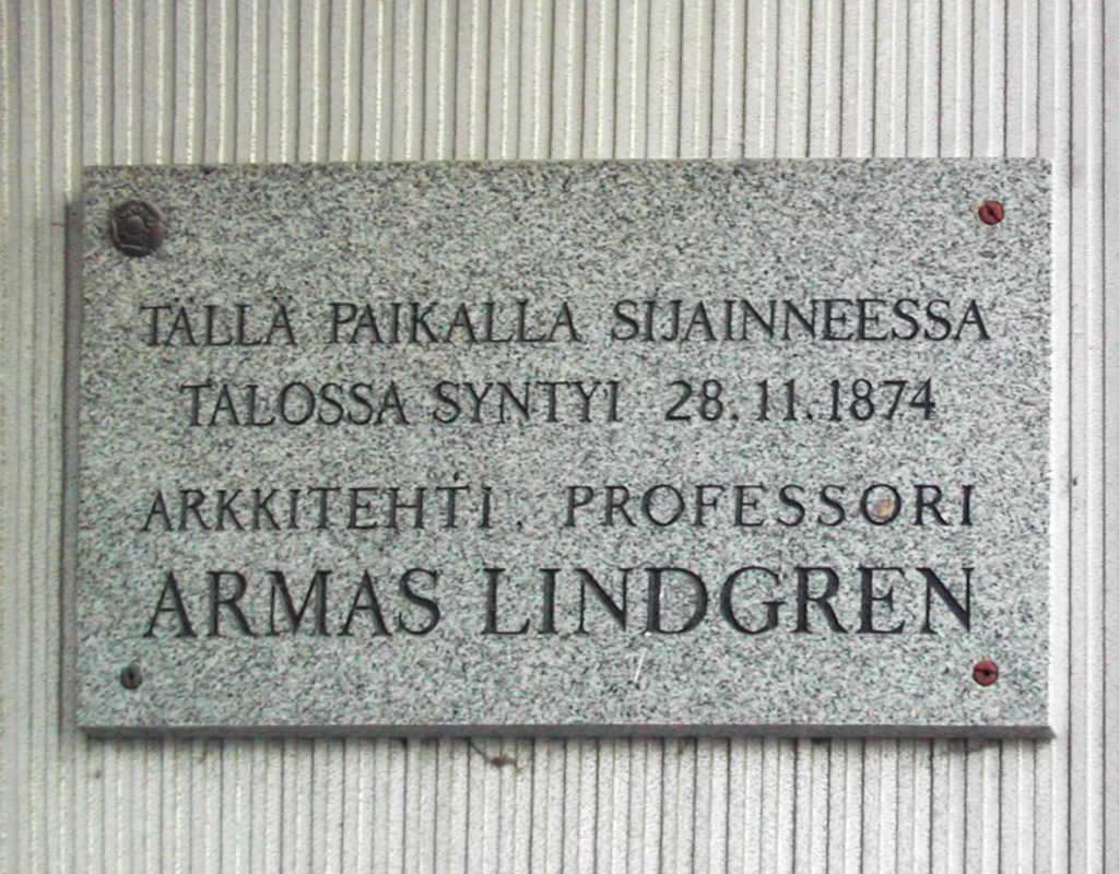 Lähikuva Armas Lindgrenin muistolaatasta.