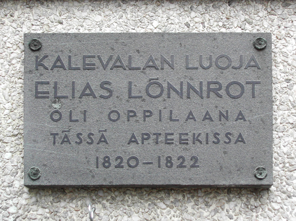 Lähikuva muistolaatasta. Teksti: Kalevalan luoja Elias Lönnrot oli oppilaana tässä apteekissa 1820-1822.