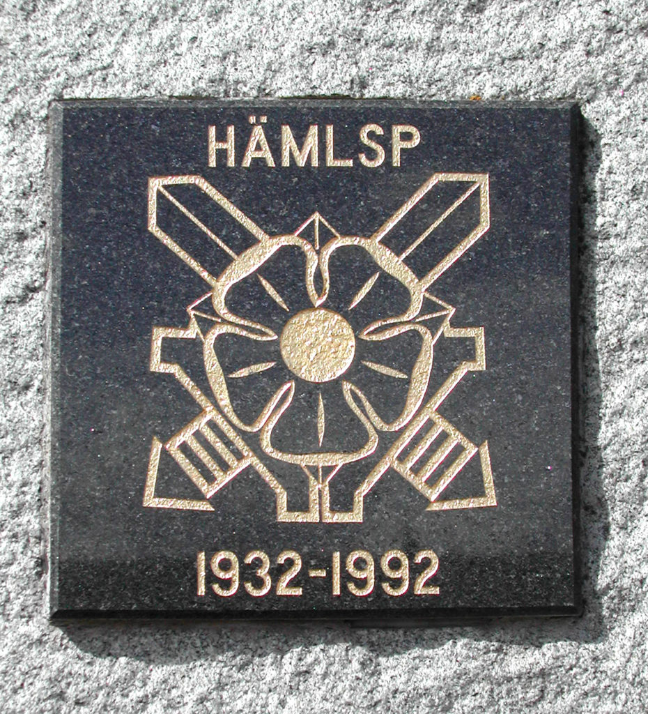 Musta kivilaatta, jossa teksti Hämlsp 1932-1992.