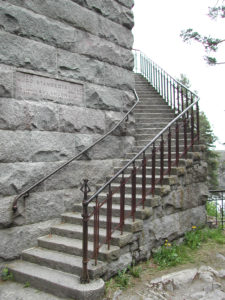 Aulangon näkötornin graniittiset portaat.