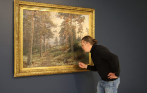 Teppo Jokinen tutkii Berndt Lindholmin maalausta Ilta metsässä 1892–93