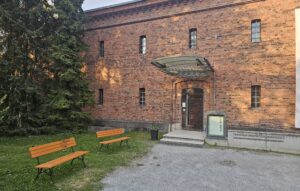 Kuvassa taidemuseon punatiilinen Lohrmann-rakennus.