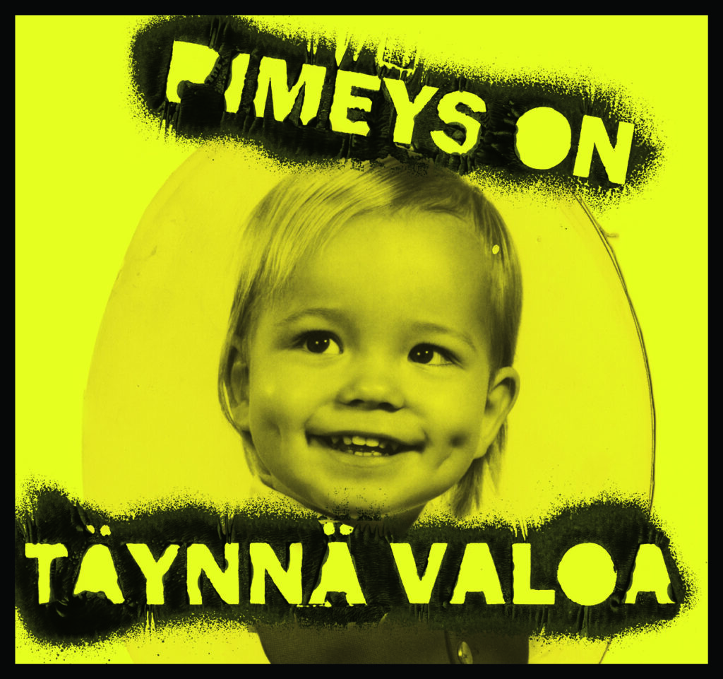 Jukka Korkeilan näyttely Pimeys on täynnä valoa -juliste, jossa taiteilijan lapsuudenkuva ja näyttelyn nimiteksti.