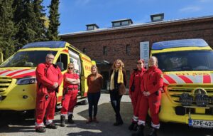 Kuvassa taidelanssit ja ensihoitajia sekä hankkeen taiteilijat Hämeenlinnan taidemuseon pihalla.