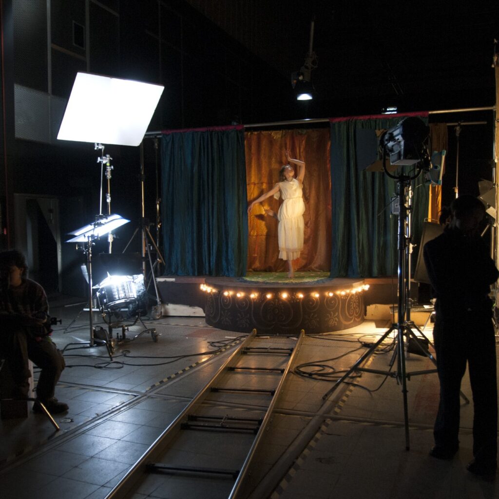 Kuvassa elokuvalavasteet ja hahmo studiossa.