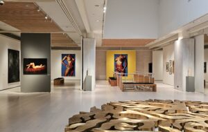 Kuvassa Elämän näyttämöllä -näyttelyn yleiskuva tilasta, teoksia.