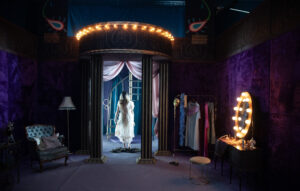 Kuvassa nainen poistumassa teatterin pukuhuoneesta