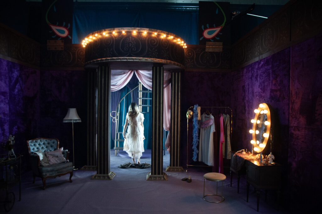 Kuvassa tanssija menossa posrtaisiin stuidiokuvauksissa.