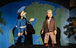 Kuvassa kaksi käsinukkea