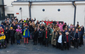 joukko taiteilijoita ulkona