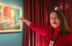 museo-opas näyttelyssä