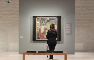 Kuvassa nainen katsoo teosta.